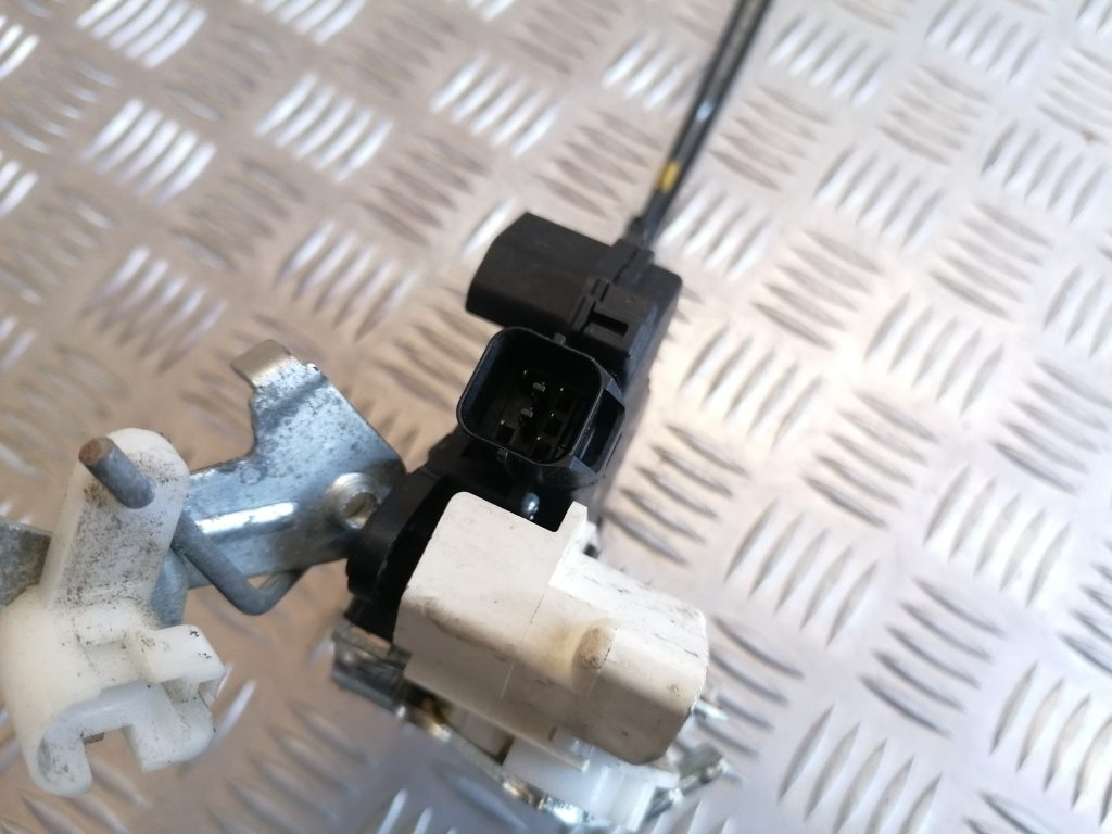 Priekšējo kreiso durvju slēdzene priekš CITROEN C-CROSSER 2009 4 Priekšējo kreiso durvju slēdzene priekš CITROEN C-CROSSER 2009