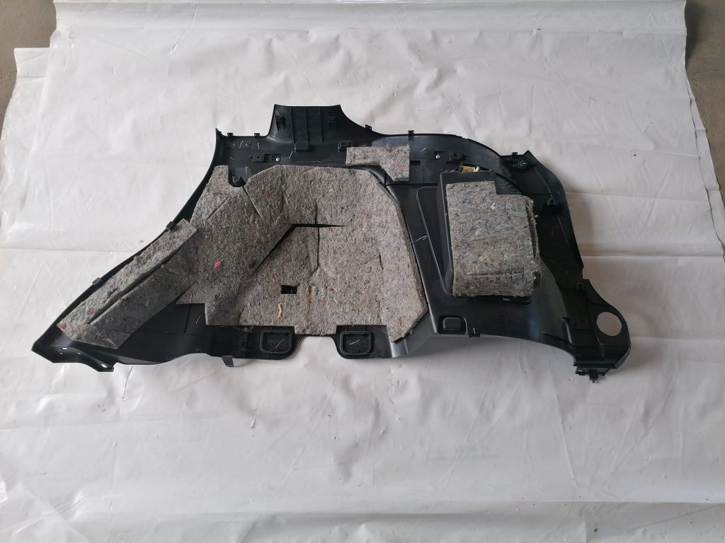 Bagāžnieka nodalījuma sānu apdare priekš CITROEN C-CROSSER 2009 2 Bagāžnieka nodalījuma sānu apdare priekš CITROEN C-CROSSER 2009