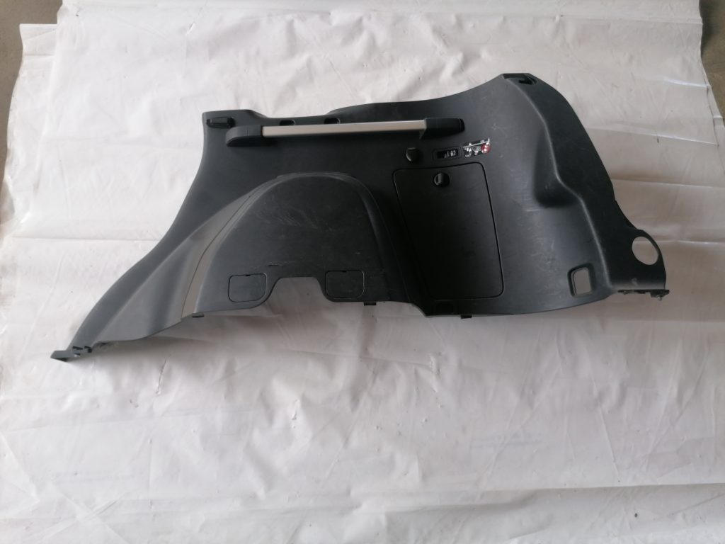 Bagāžnieka nodalījuma sānu apdare priekš CITROEN C-CROSSER 2009 1 Bagāžnieka nodalījuma sānu apdare priekš CITROEN C-CROSSER 2009