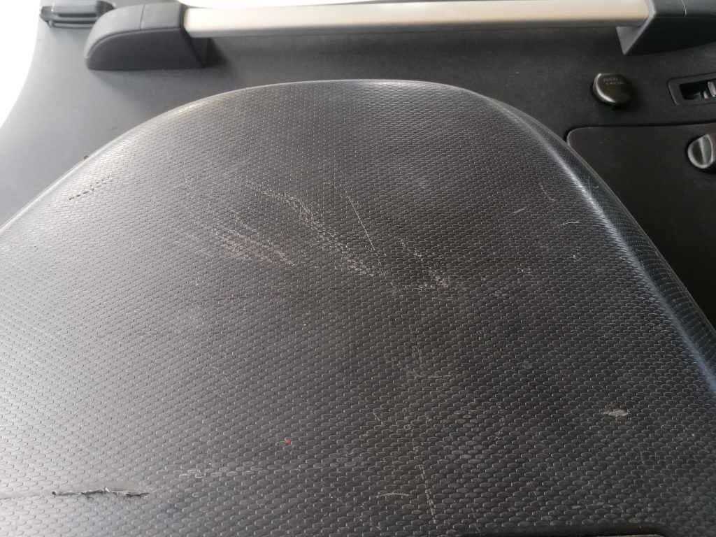 Bagāžnieka nodalījuma sānu apdare priekš CITROEN C-CROSSER 2009 7 Bagāžnieka nodalījuma sānu apdare priekš CITROEN C-CROSSER 2009