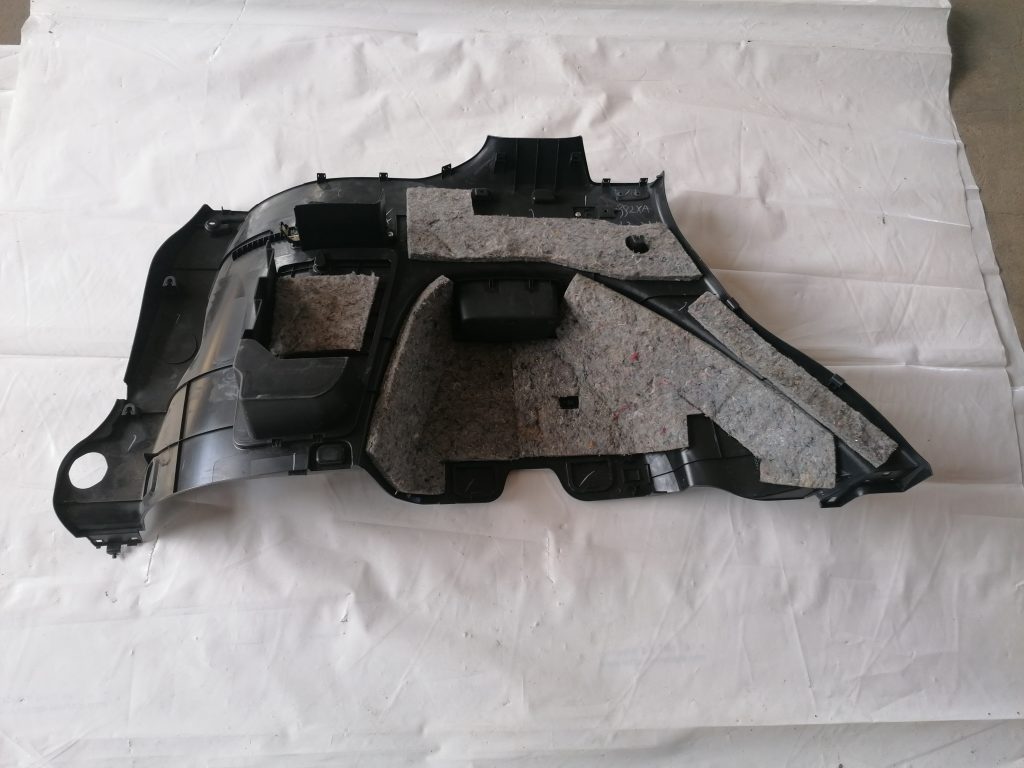 Bagāžnieka nodalījuma sānu apdare priekš CITROEN C-CROSSER 2009 2 Bagāžnieka nodalījuma sānu apdare priekš CITROEN C-CROSSER 2009