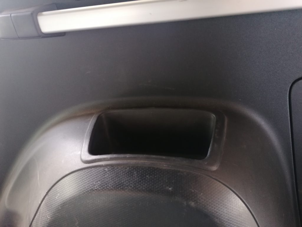 Bagāžnieka nodalījuma sānu apdare priekš CITROEN C-CROSSER 2009 3 Bagāžnieka nodalījuma sānu apdare priekš CITROEN C-CROSSER 2009