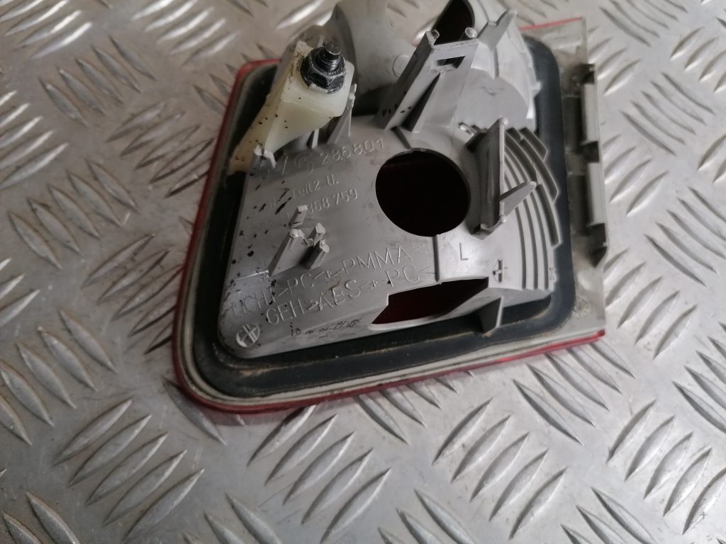 Bagāžnieka vāka kreisais lukturis priekš BMW 320D E46 2004 TOURING 3 Bagāžnieka vāka kreisais lukturis priekš BMW 320D E46 2004 TOURING