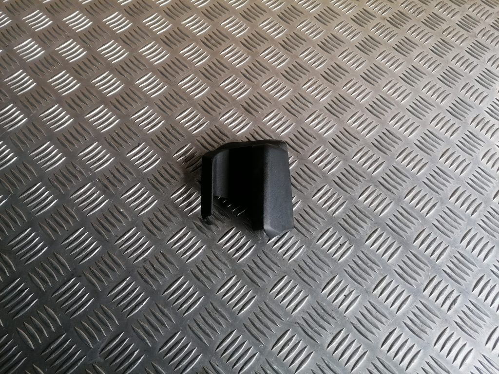 Priekšējā kreisā sēdekļa sliežu apdare priekš VOLVO XC70 2007 1 Priekšējā kreisā sēdekļa sliežu apdare priekš VOLVO XC70 2007