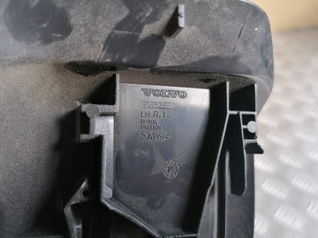 Priekšējā kreisā sēdekļa sliežu apdare priekš VOLVO XC70 2007 3 Priekšējā kreisā sēdekļa sliežu apdare priekš VOLVO XC70 2007