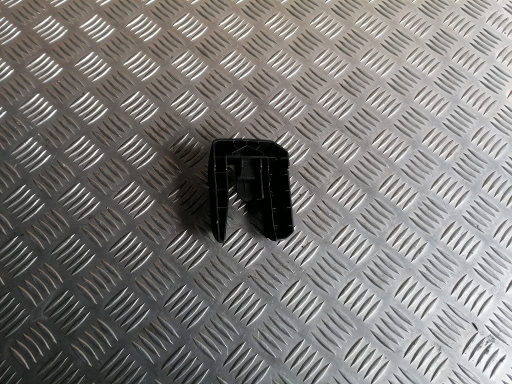 Priekšējā kreisā sēdekļa sliežu apdare priekš VOLVO XC70 2007