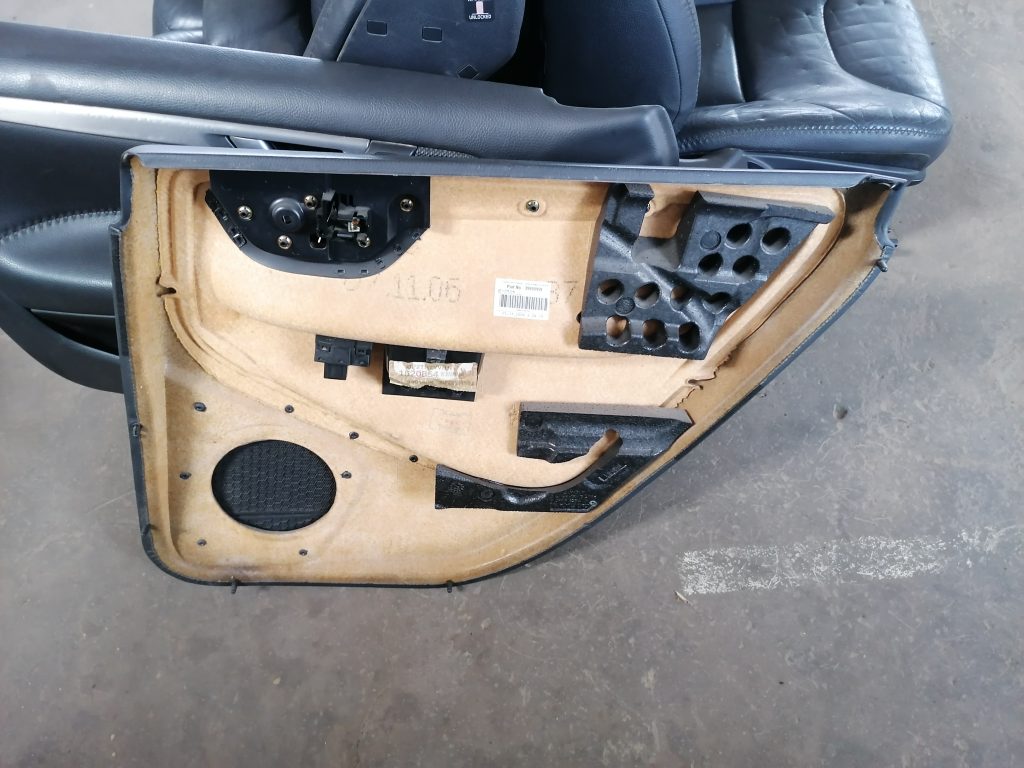 Aizmugurējo kreiso durvju apdare priekš VOLVO XC70 2007