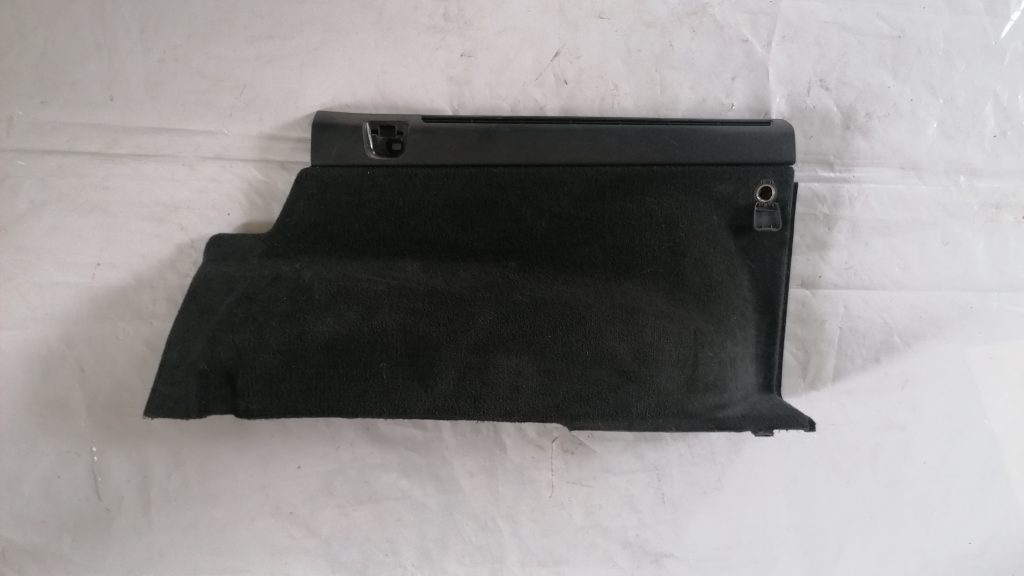 Bagāžnieka nodalījuma sānu apdare priekš VOLVO XC70 2007 1 Bagāžnieka nodalījuma sānu apdare priekš VOLVO XC70 2007