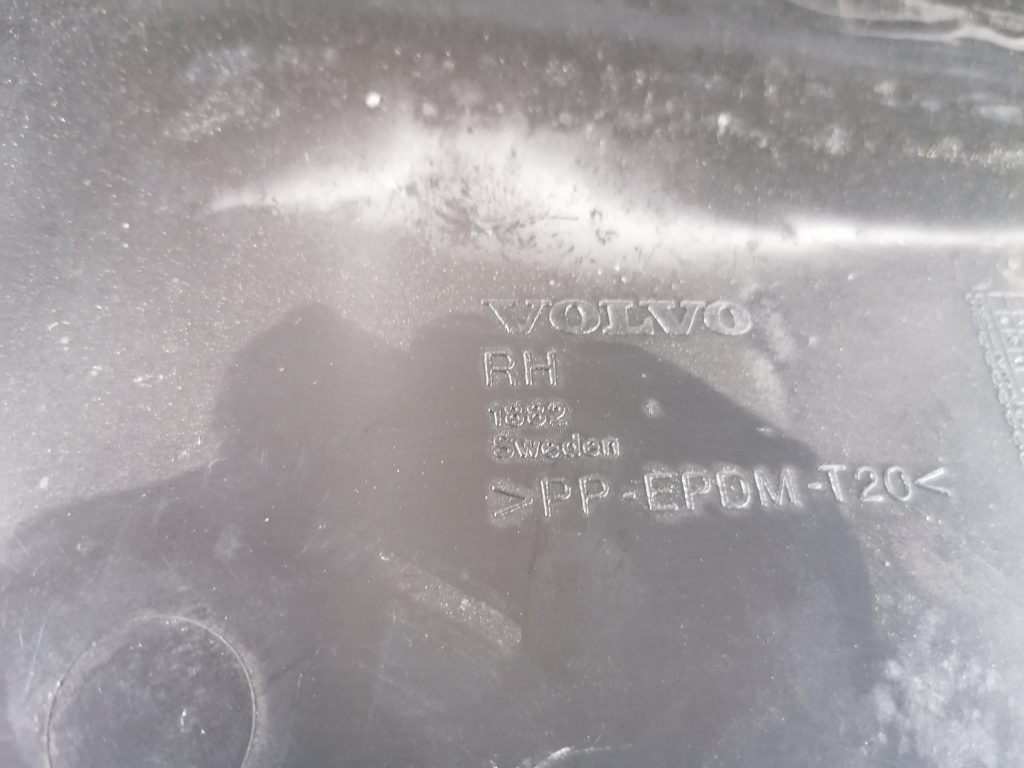 Bagāžnieka nodalījuma sānu apdare priekš VOLVO XC70 2007 3 Bagāžnieka nodalījuma sānu apdare priekš VOLVO XC70 2007