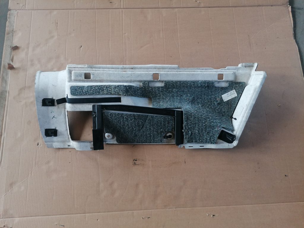 Bagāžnieka nodalījuma sānu apdare priekš OPEL ASTRA H 2005