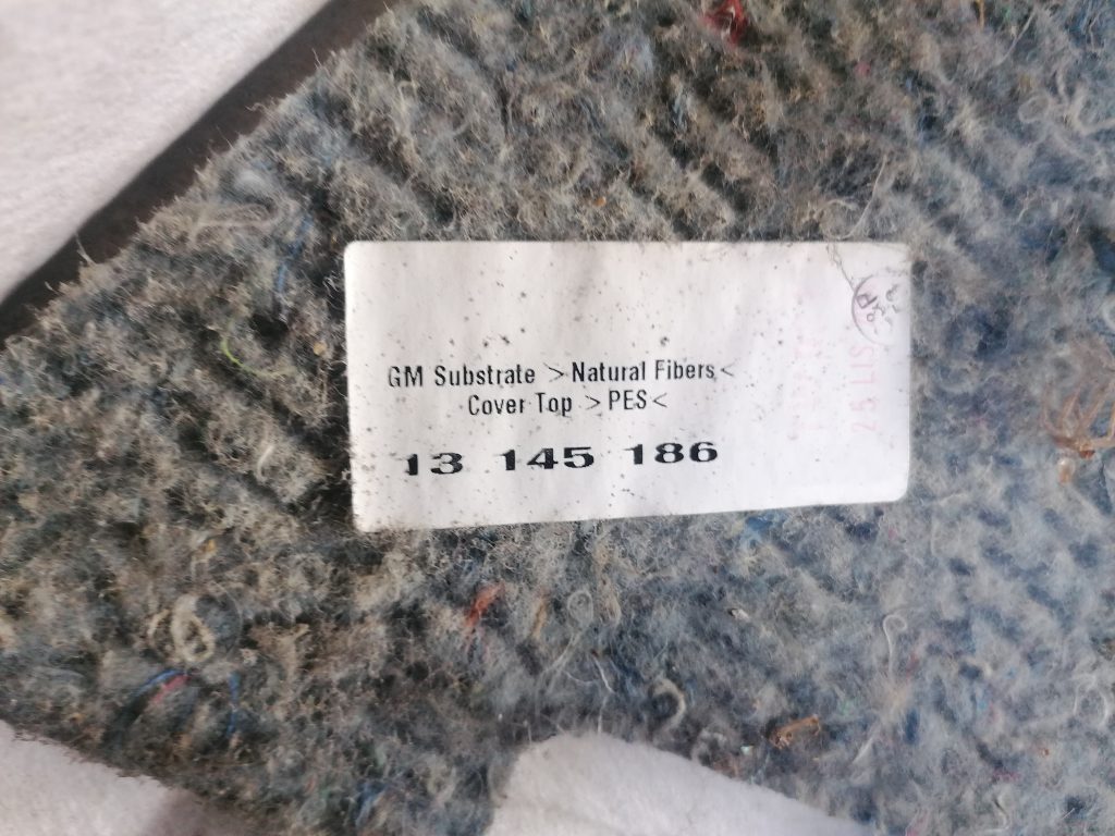 Bagāžnieka nodalījuma sānu apdare priekš OPEL ASTRA H 2005