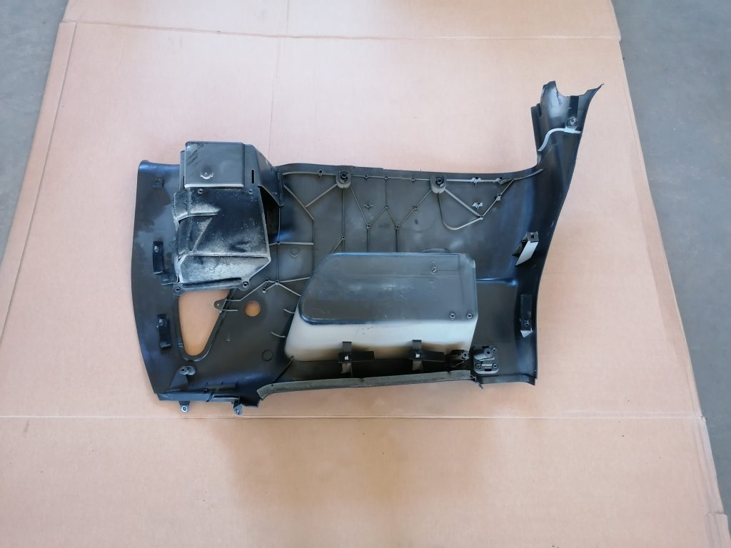 Bagāžnieka nodalījuma sānu apdare priekš OPEL ZAFIRA 2004