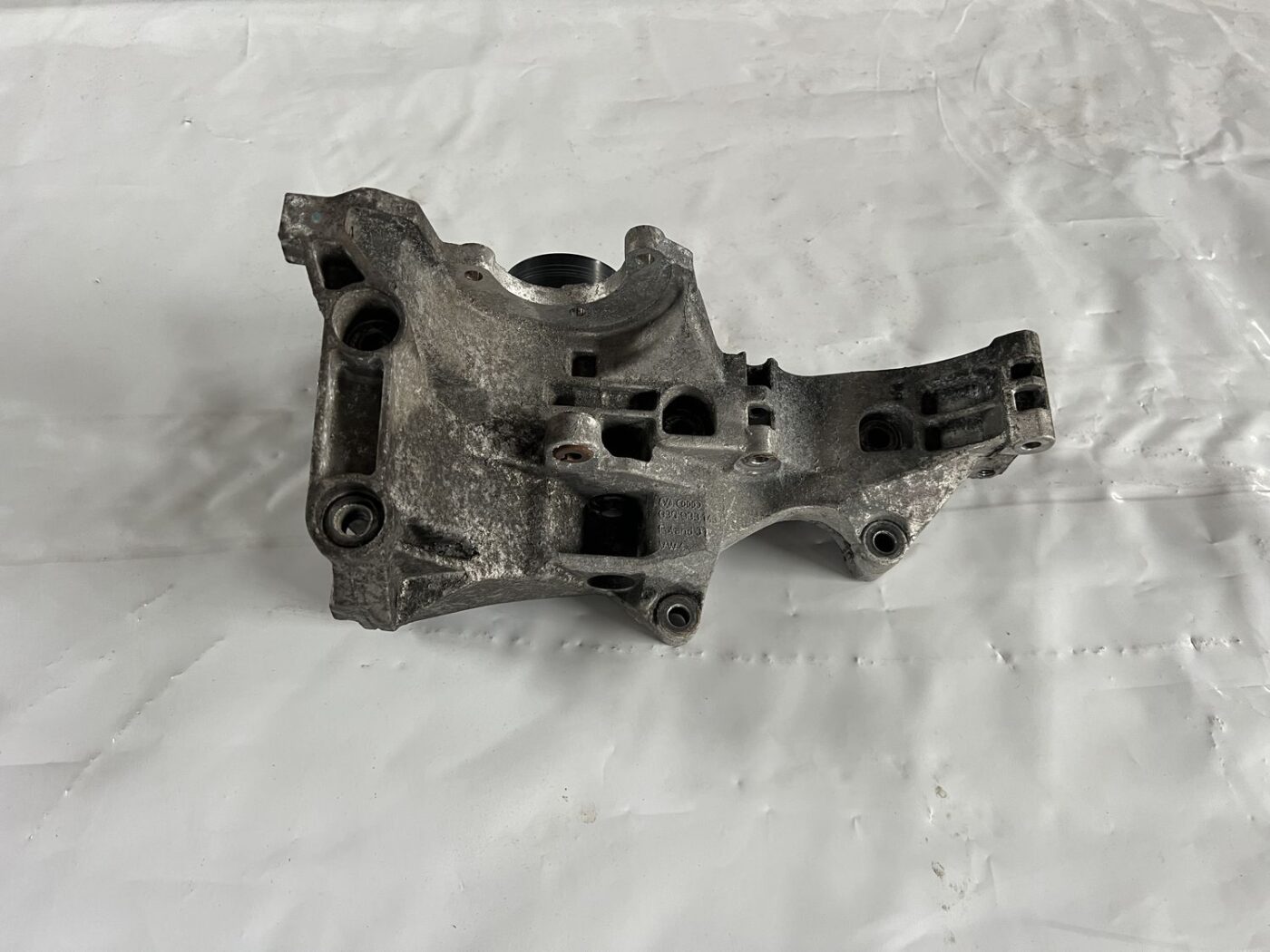 Ģeneratora kronšteins priekš AUDI A4 2007 2 Ģeneratora kronšteins priekš AUDI A4 2007