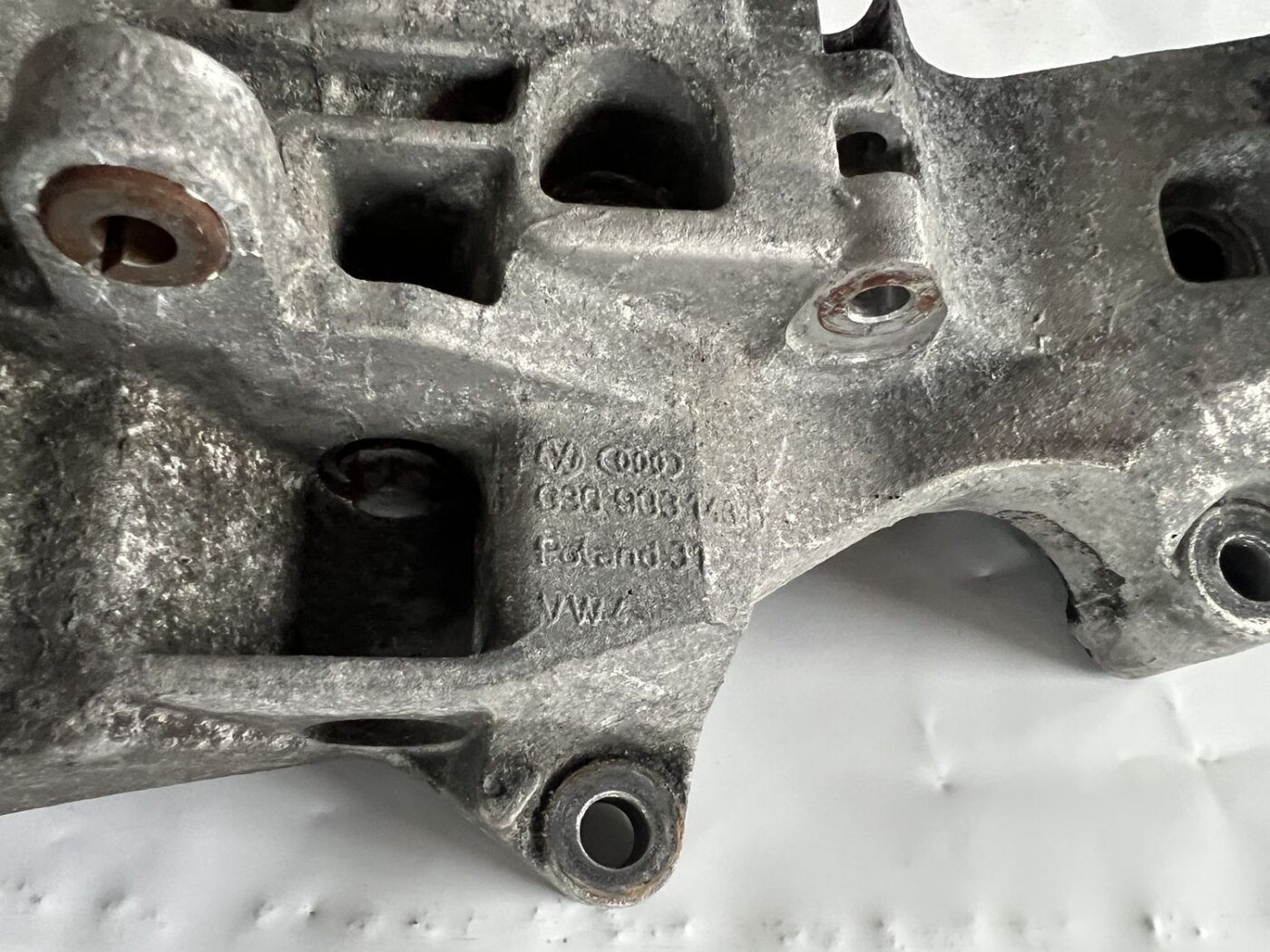 Ģeneratora kronšteins priekš AUDI A4 2007 3 Ģeneratora kronšteins priekš AUDI A4 2007