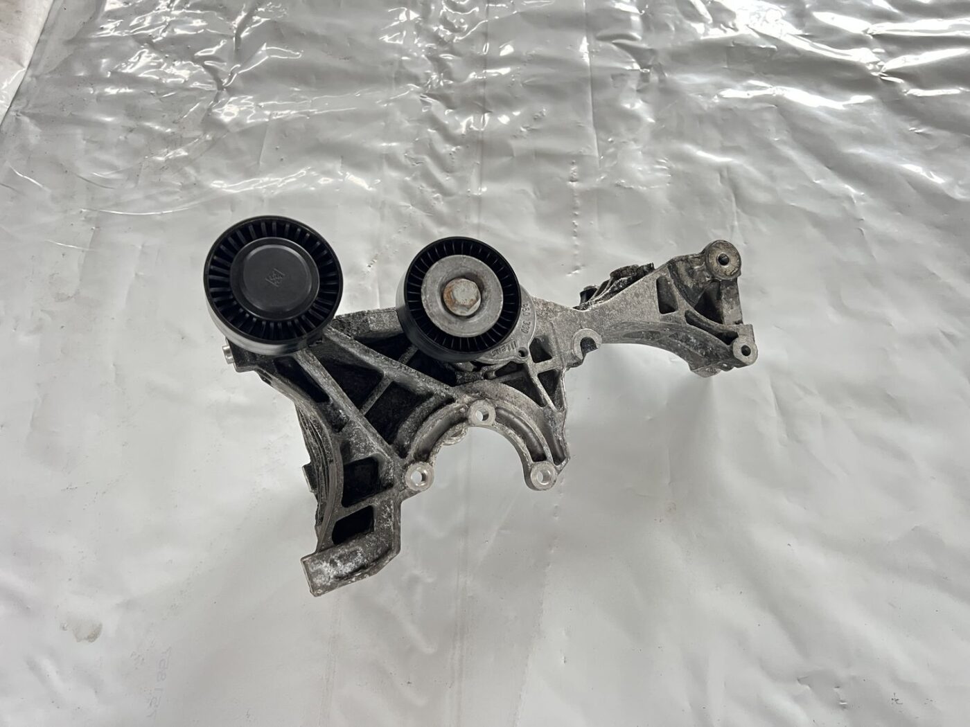 Ģeneratora kronšteins priekš AUDI A4 2007 4 Ģeneratora kronšteins priekš AUDI A4 2007