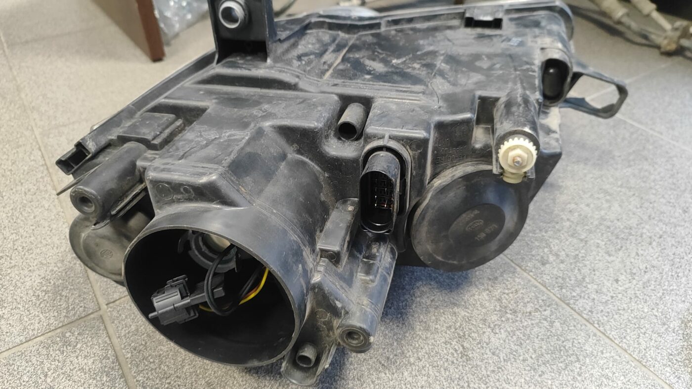 Priekšējais labais lukturis priekš VW PASSAT 2007 UNIVERSAL SILVER 3 Priekšējais labais lukturis priekš VW PASSAT 2007 UNIVERSAL SILVER