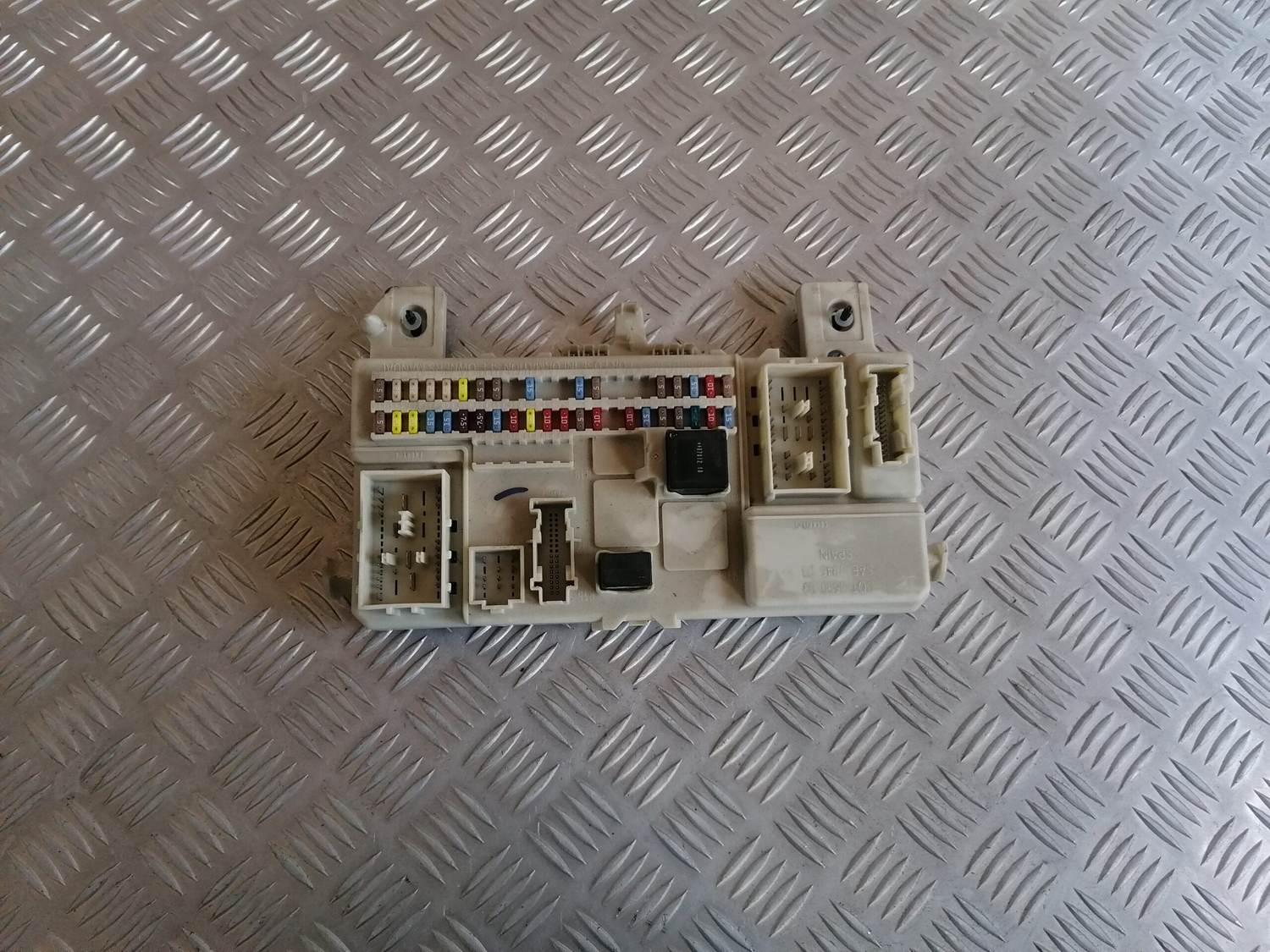 Drošinātāju relejas kaste priekš VOLVO C30 2008 SILVER 1 Drošinātāju relejas kaste priekš VOLVO C30 2008 SILVER