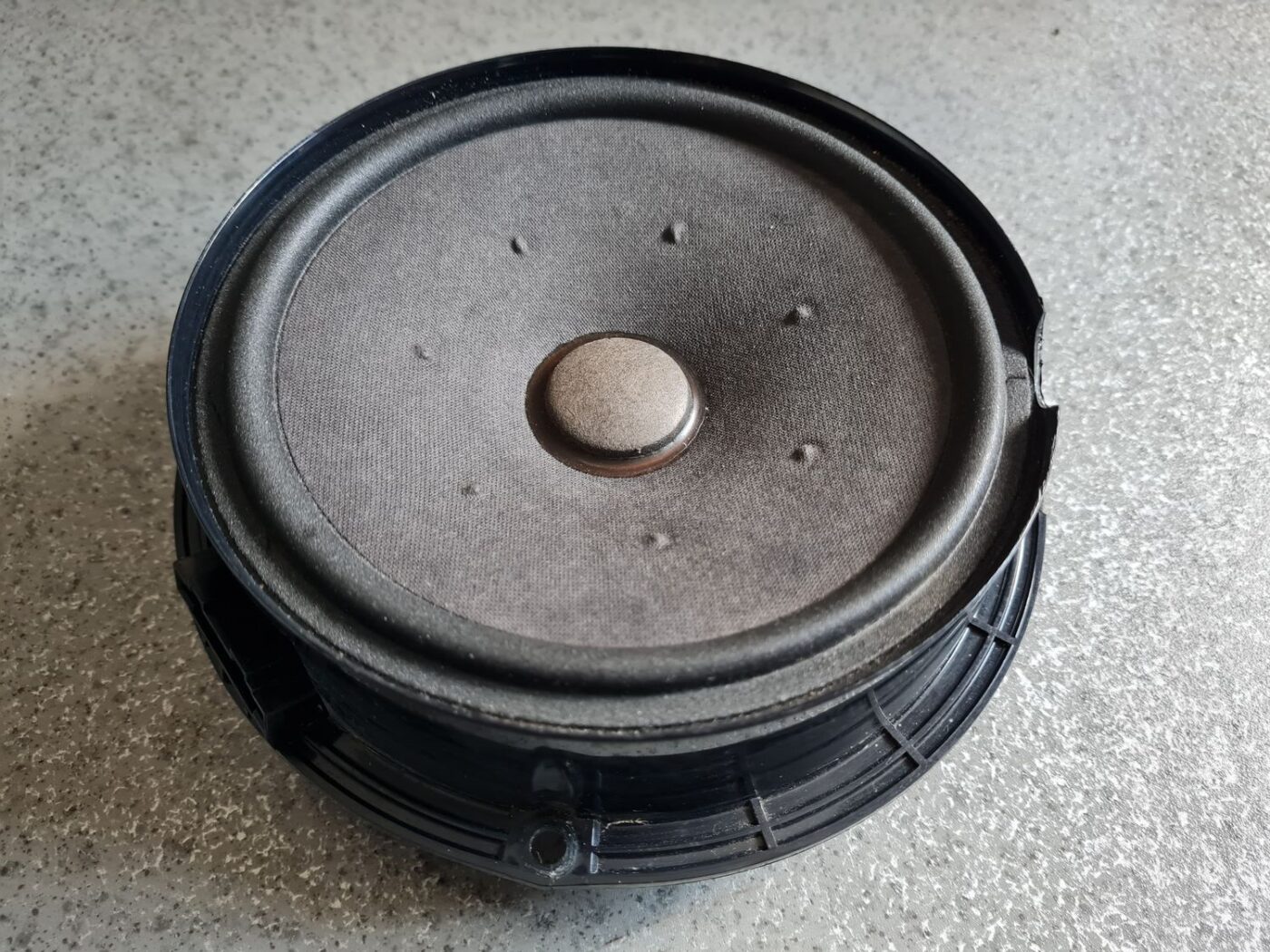 Durvju skaļrunis, apakšā priekš VW GOLF IV 1999 2 Durvju skaļrunis, apakšā priekš VW GOLF IV 1999