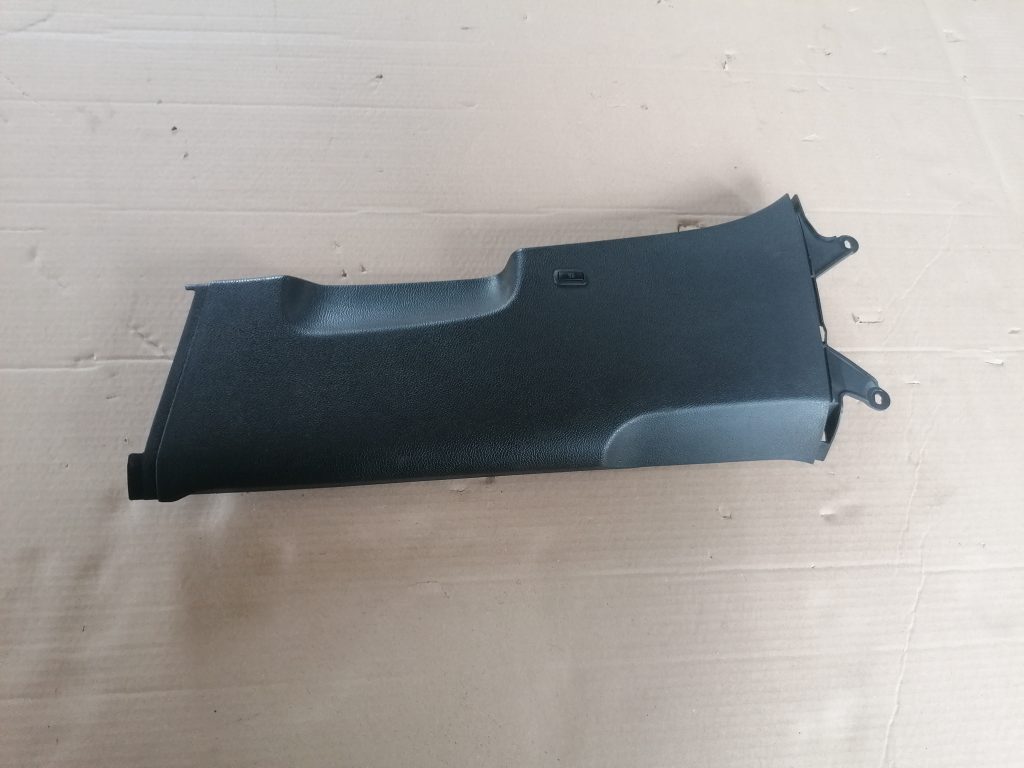 Vidējas salona statnes apdare priekš VW GOLF VARIANT 2012 1 Vidējas salona statnes apdare priekš VW GOLF VARIANT 2012