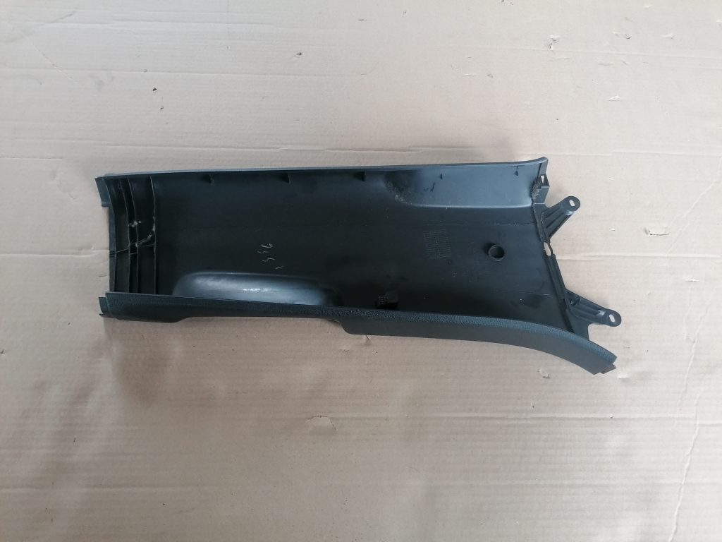 Vidējas salona statnes apdare priekš VW GOLF VARIANT 2012 2 Vidējas salona statnes apdare priekš VW GOLF VARIANT 2012