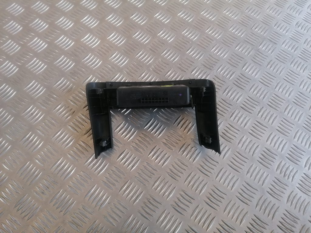 Mantu glabāšanas nodalījums centrā priekš KIA CEED 2007 2 Mantu glabāšanas nodalījums centrā priekš KIA CEED 2007