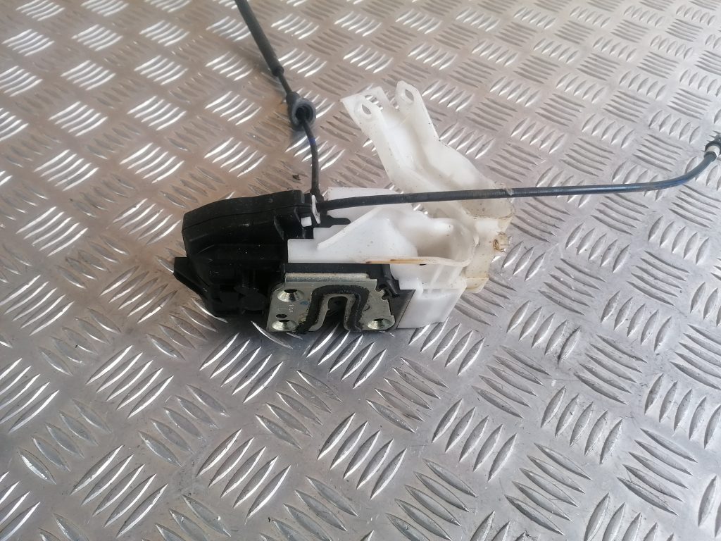 Aizmugurējo kreiso durvju slēdzene priekš KIA CEED 2007 2 Aizmugurējo kreiso durvju slēdzene priekš KIA CEED 2007