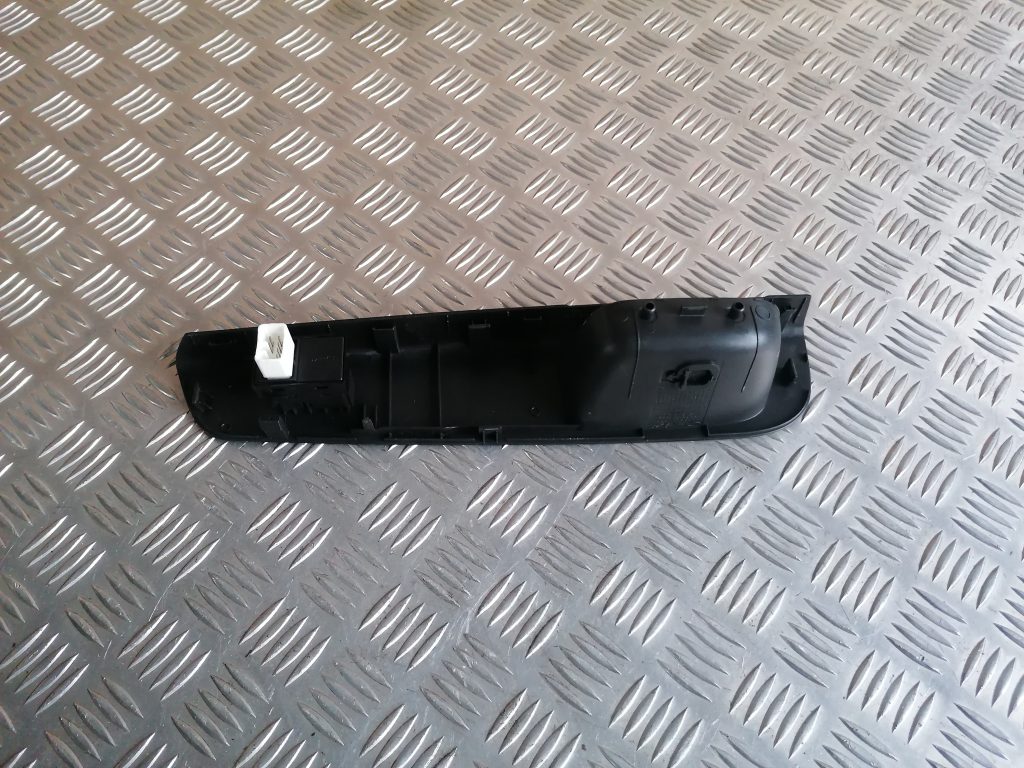 Pasažiera durvju slēdža pogas priekš KIA CEED 2007 2 Pasažiera durvju slēdža pogas priekš KIA CEED 2007