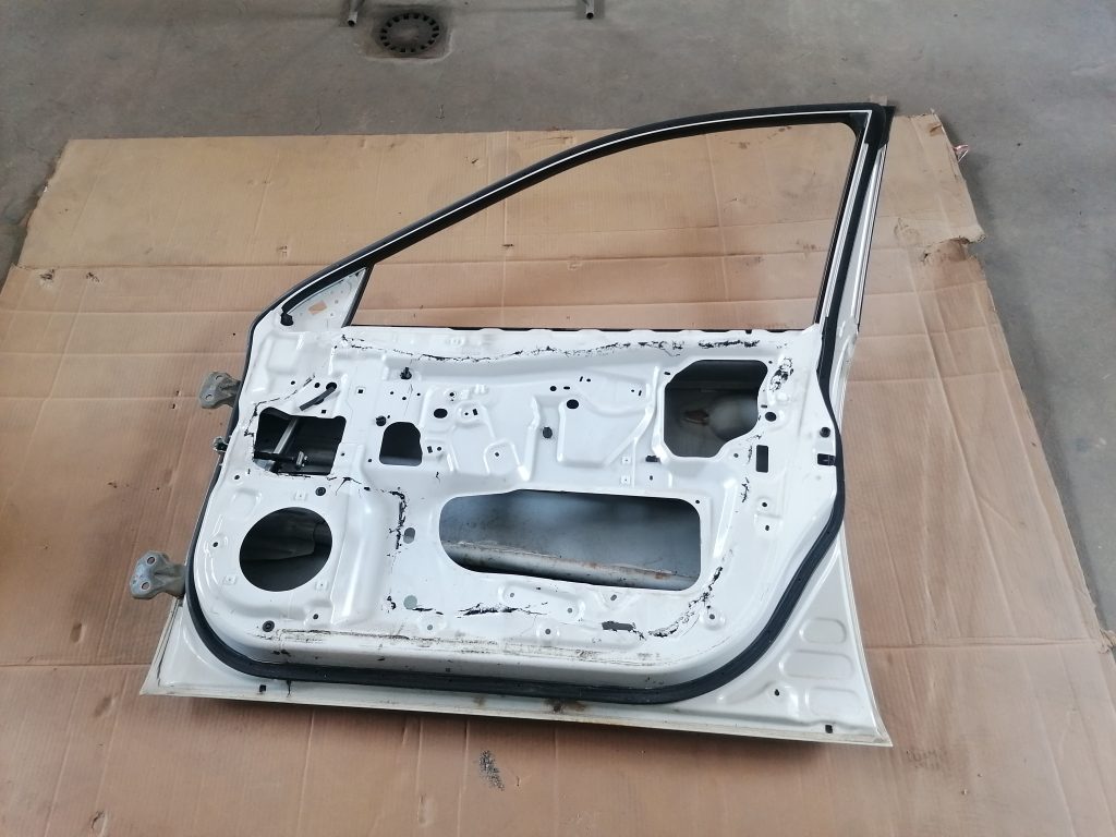 Priekšējās labās durvis priekš SUBARU LEGACY 2009 2 Priekšējās labās durvis priekš SUBARU LEGACY 2009