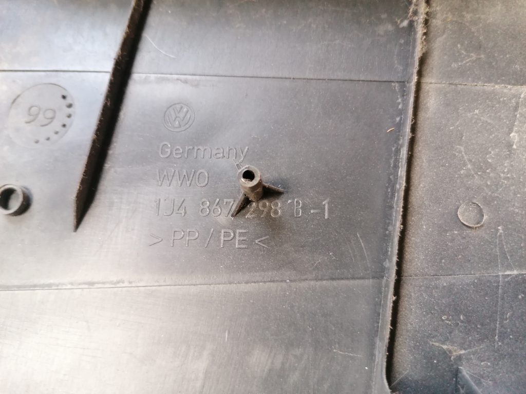 Vidējas salona statnes apdare priekš VW GOLF IV 1999