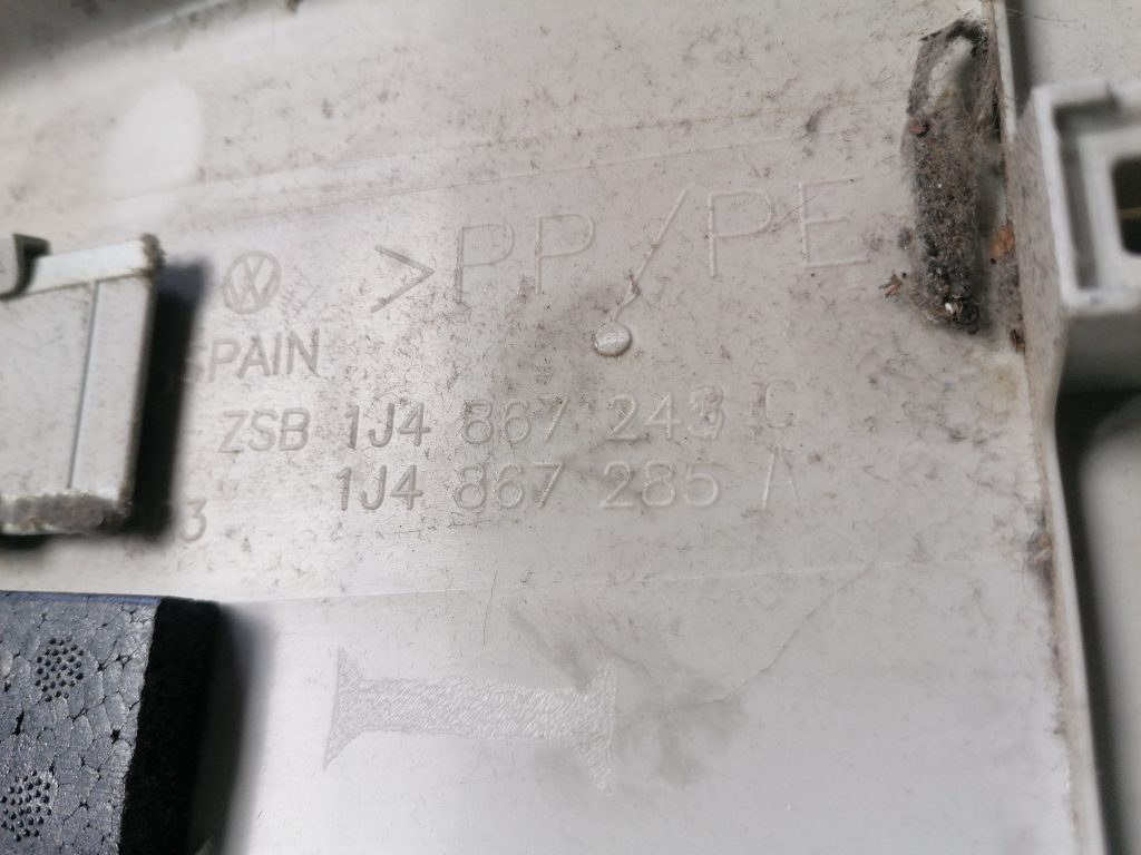 Vidējas salona statnes apdare priekš VW GOLF IV 1999 3 Vidējas salona statnes apdare priekš VW GOLF IV 1999