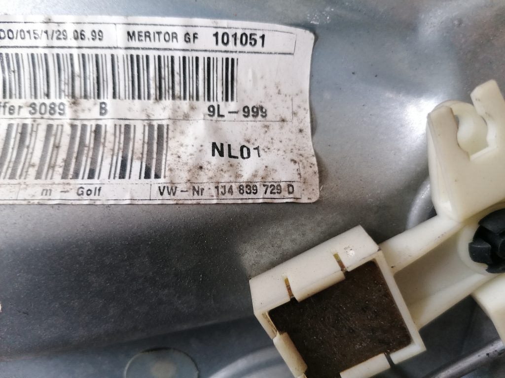 Stikla pacelšanas mehānisma panele priekš VW GOLF IV 1999 3 Stikla pacelšanas mehānisma panele priekš VW GOLF IV 1999