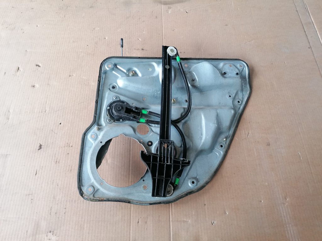 Stikla pacelšanas mehānisma panele priekš VW GOLF IV 1999 2 Stikla pacelšanas mehānisma panele priekš VW GOLF IV 1999