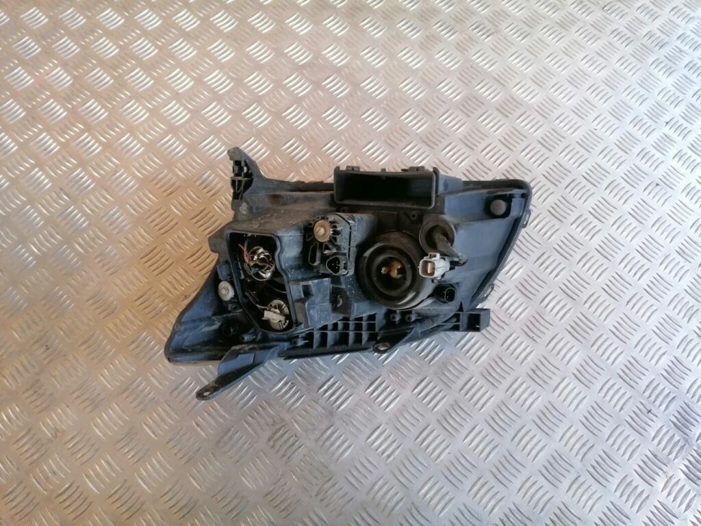 Priekšējais labais lukturis priekš TOYOTA AVENSIS 2005 2 Priekšējais labais lukturis priekš TOYOTA AVENSIS 2005