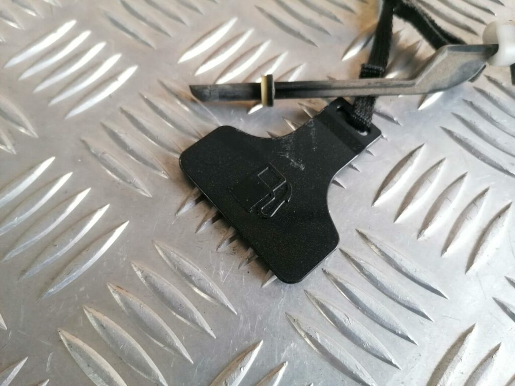 Degvielas tvertnes vāka slēdzene priekš TOYOTA AVENSIS 2007 2 Degvielas tvertnes vāka slēdzene priekš TOYOTA AVENSIS 2007