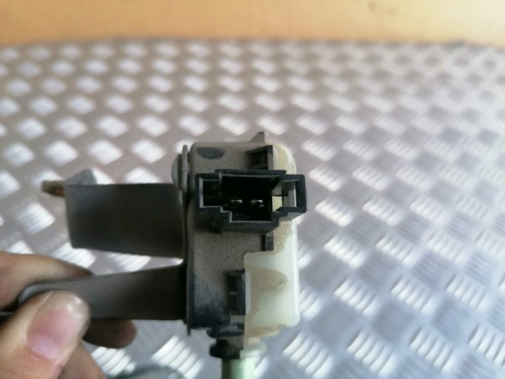 Degvielas tvertnes vāka slēdzene priekš TOYOTA AVENSIS 2007 3 Degvielas tvertnes vāka slēdzene priekš TOYOTA AVENSIS 2007