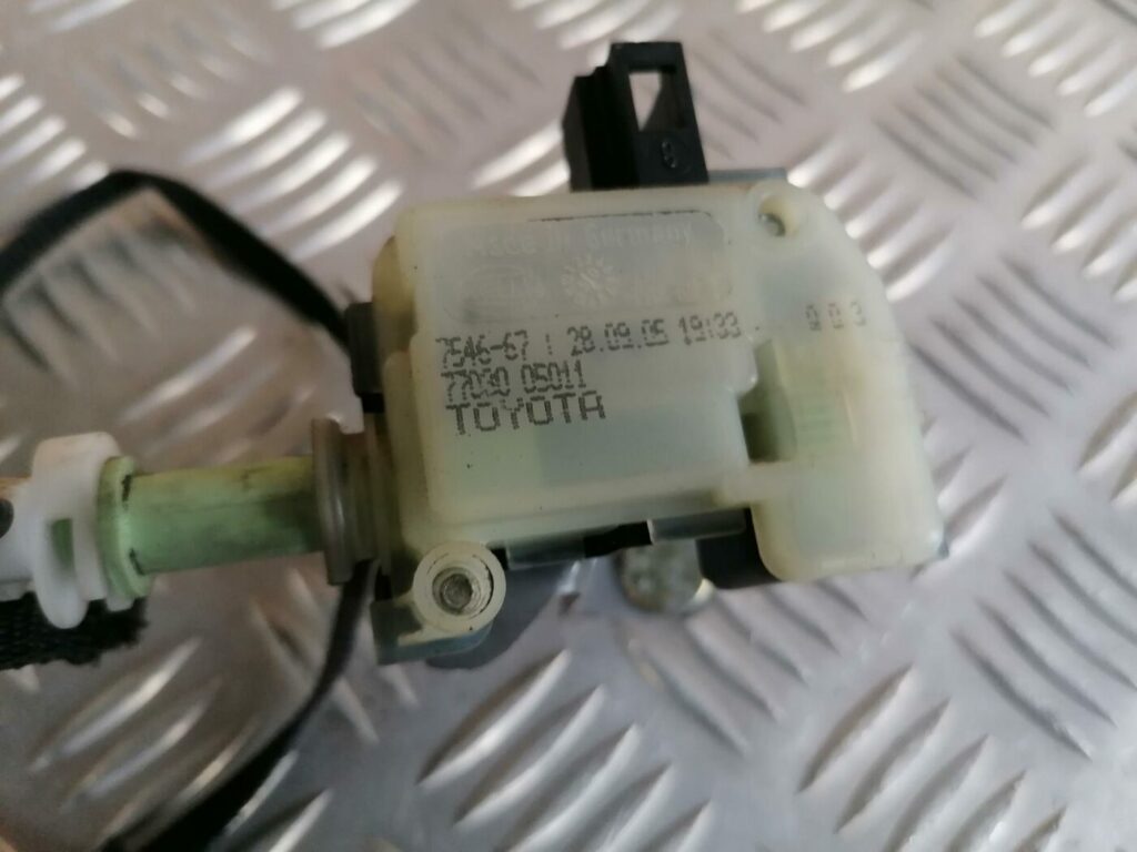 Degvielas tvertnes vāka slēdzene priekš TOYOTA AVENSIS 2007 4 Degvielas tvertnes vāka slēdzene priekš TOYOTA AVENSIS 2007