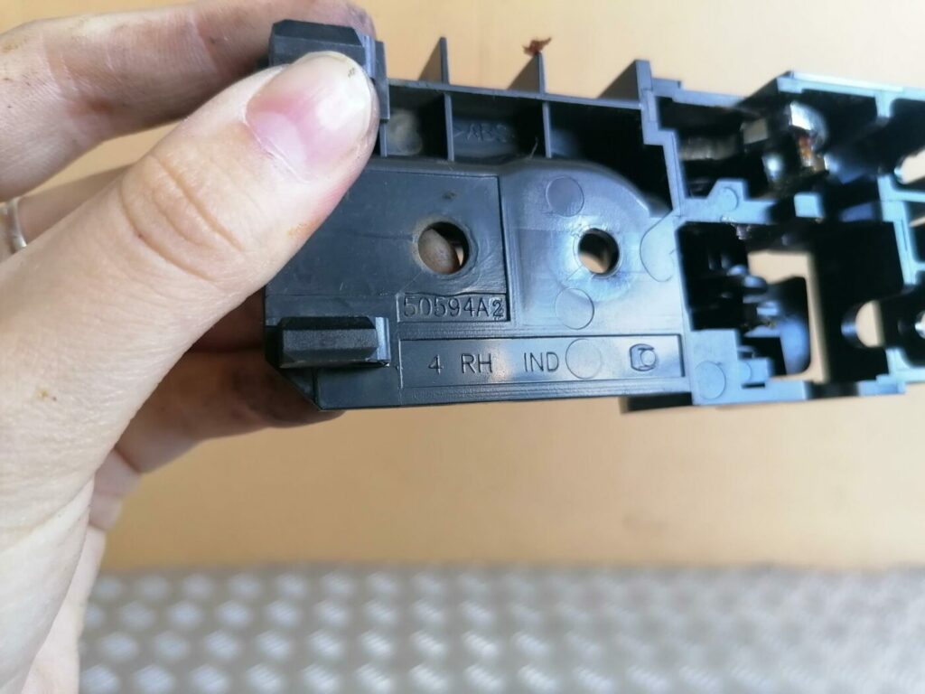 Salona durvju rokturis, aizmugures labais priekš TOYOTA AVENSIS 2007 3 Salona durvju rokturis, aizmugures labais priekš TOYOTA AVENSIS 2007