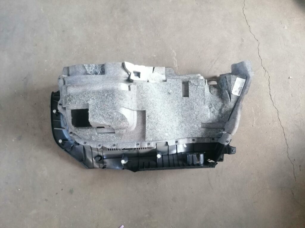 Bagāžnieka nodalījuma sānu apdare priekš TOYOTA AVENSIS 2007