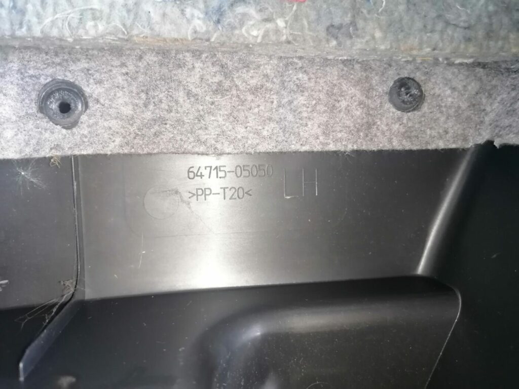 Bagāžnieka nodalījuma sānu apdare priekš TOYOTA AVENSIS 2007