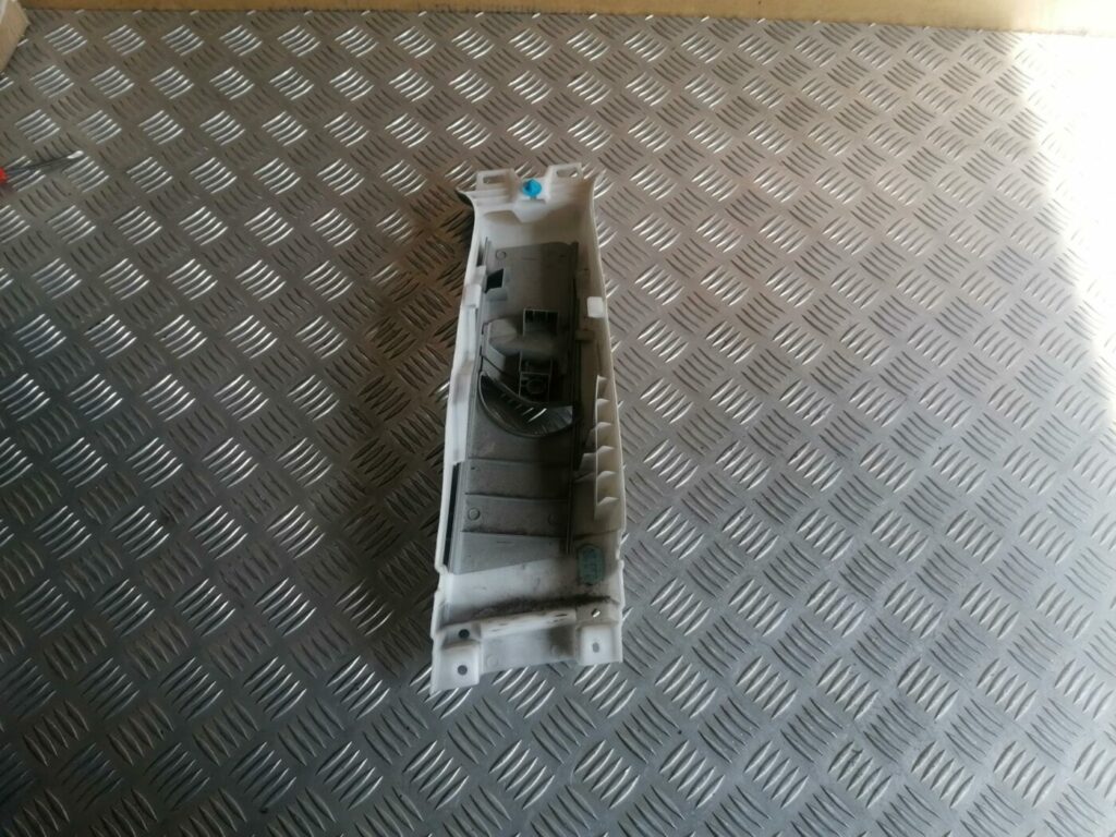 Vidējas salona statnes apdare priekš TOYOTA AVENSIS 2007