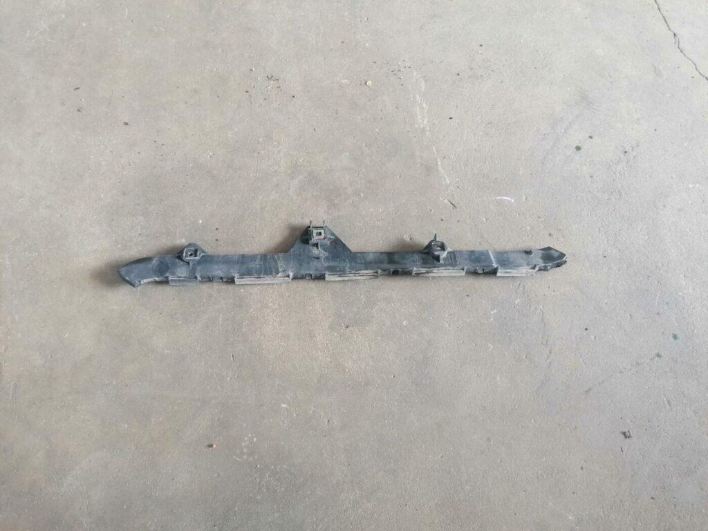 Aizmugurējā spārna un bufera stiprinājums priekš TOYOTA AVENSIS 2007 2 Aizmugurējā spārna un bufera stiprinājums priekš TOYOTA AVENSIS 2007