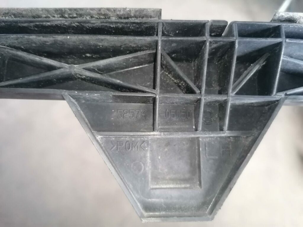 Aizmugurējā spārna un bufera stiprinājums priekš TOYOTA AVENSIS 2007 3 Aizmugurējā spārna un bufera stiprinājums priekš TOYOTA AVENSIS 2007