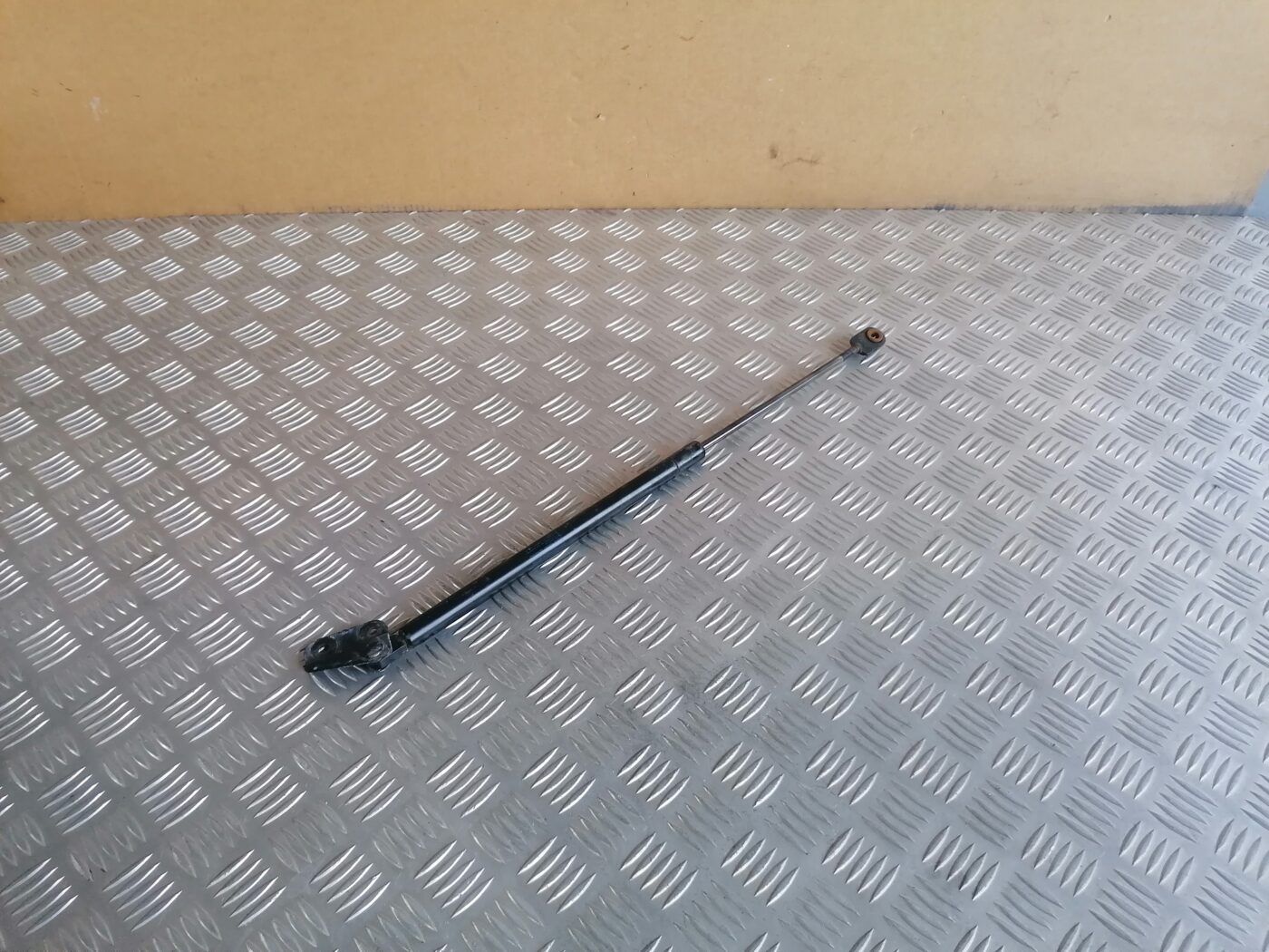 Bagažnieka vāka amortizators priekš HONDA CR-V 2006 1 Bagažnieka vāka amortizators priekš HONDA CR-V 2006