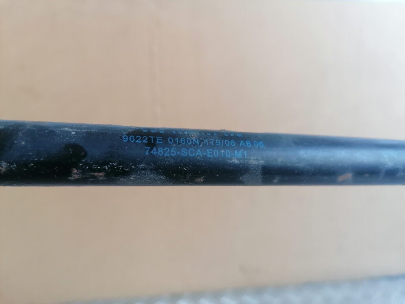 Bagažnieka vāka amortizators priekš HONDA CR-V 2006 2 Bagažnieka vāka amortizators priekš HONDA CR-V 2006