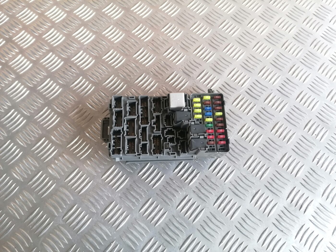 Drošinātāju relejas kaste priekš HONDA CR-V 2006 1 Drošinātāju relejas kaste priekš HONDA CR-V 2006