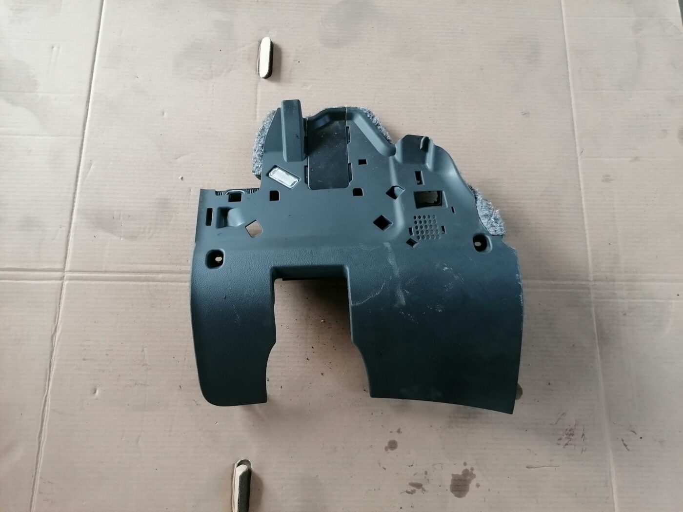 Mērinstrumentu paneļa apdare (zem stūres) priekš AUDI A6 2008 1 Mērinstrumentu paneļa apdare (zem stūres) priekš AUDI A6 2008