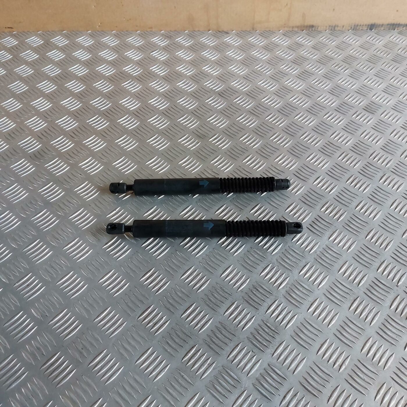 Bagažnieka vāka amortizators priekš BMW 520D F11 2011 TOURING 1 Bagažnieka vāka amortizators priekš BMW 520D F11 2011 TOURING