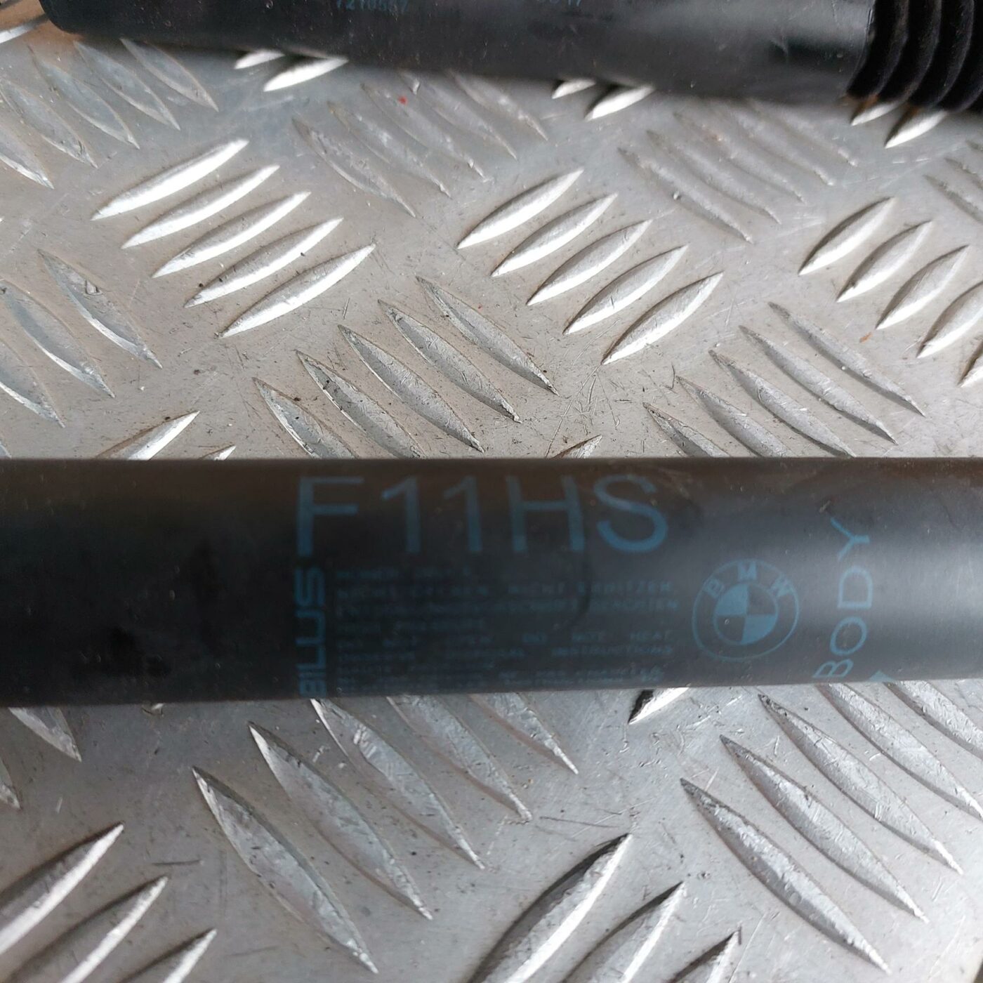 Bagažnieka vāka amortizators priekš BMW 520D F11 2011 TOURING 3 Bagažnieka vāka amortizators priekš BMW 520D F11 2011 TOURING