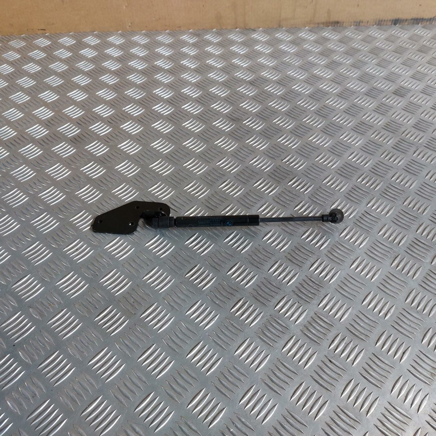 Bagažnieka vāka amortizators priekš BMW 520D F11 2011 TOURING 1 Bagažnieka vāka amortizators priekš BMW 520D F11 2011 TOURING