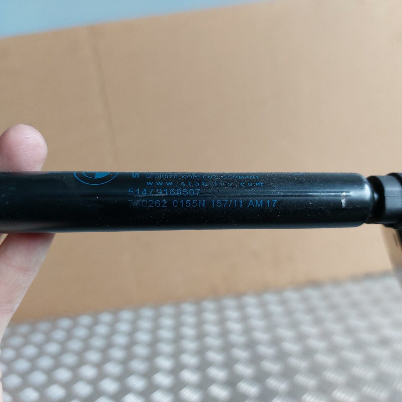 Bagažnieka vāka amortizators priekš BMW 520D F11 2011 TOURING 2 Bagažnieka vāka amortizators priekš BMW 520D F11 2011 TOURING